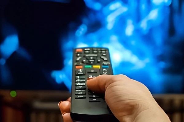 Masdzikry.com - Ada tips cara mengembalikan siaran TV digital yang hilang agar bisa normal seperti biasanya. Selain itu ada beberapa tips supaya siaran lebih banyak dan tidak bisa hilang secara tiba-tiba. Dengan adanya Set Top Box saat ini memang membuat channel-channel TV lebih beragam dan cukup banyak. Bahkan siaran dengan kategori khusus yang sebelumnya tidak ada, Jadi ada di siaran digital. Penggunaan Set Top Box untuk mendapatkan siaran digital memang bermanfaat bagi banyak orang. Siaran yang didapatkan lebih berkualitas dan channel TV yang beragam membuat informasi yang didapatkan juga menjadi luas. Namun di beberapa kasus penggunaan Set Top Box, Banyak orang yang mengalami siaran TV digital yang hilang secara tiba-tiba. Hal ini tentu saja membuat bingung, Dikarenakan channel-channel yang sudah tersimpan bisa hilang tanpa sisa. Penyebab Siaran TV Digital yang Hilang Ada beberapa penyebab yang menyebabkan siaran TV digital hilang secara tiba-tiba di Set Top Box sebagai berikut. 1. Cuaca Buruk Cuaca buruk seperti hujan badai, hujan petir seperti saat ini ketika artikel ini di upload. Memang hal ini bisa jadi faktor siaran TV digital yang tersimpan bisa hilang secara tiba-tiba. Cuaca seperti ini mengganggu siaran digital karena pengaruhnya terhadap perambatan gelombang radio 2. Antena Bermasalah Penyebab berikutnya yang menyebabkan TV digital hilang secara tiba-tiba bisa dikarenakan antena yang bermasalah. Kualitas antena rendah serta lemah untuk menangkap siaran digital jadi faktor kendala ini. 3. Kerusakan Pada Kabel Kendala ini bisa juga disebabkan karena kabel antena yang bermasalah. Kemungkinan adanya kelonggaran atau putus pada kabel antena. Kemungkinan lain juga bisa dikarenakan jack antena bermasalah. Cara Mengembalikan Siaran TV Digital yang Hilang Mengembalikan siaran TV digital yang hilang memang tidak mudah. Berikut beberapa tips cara mengatasi, Jika kamu saat ini mengalami hal ini. 1. Scan Ulang Cara ampuh untuk mengembalikan siaran TV digital yang hilang yaitu dengan lakukan scan ulang di Set Top Box. Cara ini kebanyakan berhasil ketika terjadi kendala ini dan bahkan bisa bertambah untuk channel TV. Bagi yang belum tahu cara scan ulang siaran TV digital di STB bisa ikuti langkah-langkah nya berikut ini. Langkah pertama nyalakan TV dan juga Set Top Box seperti biasanya. Jika sudah lalu ketuk Menu di remote STB. Jika sudah masuk ke menu Set Top Box, Maka pilih opsi Pencarian. Lalu klik opsi Pencarian Secara Otomatis. Tunggu proses pemindaian sampai selesai. Jika sudah selesai maka cek daftar siaran TV digital yang sudah di pindai. Selesai. Jika waktu proses pemindaian siaran digital dan channel-channel TV beberapa masih ada yang hilang. Maka coba ulangi scan ulang hingga channel TV tersebut didapatkan. 2. Tips Ketika Cuaca Buruk Scan ulang menjadi cara yang ampuh untuk mengembalikan siaran digital yang hilang. Penyebab siaran digital yang hilang sendiri memang bisa disebabkan cuaca buruk, Sehingga usahakan hindari proses scan ulang ketika cuaca buruk seperti hujan badai. Lalukan scan ulang ketika cuaca sedang membaik. Hal ini agar proses pemindaian bisa berjalan dengan baik dan channel TV yang didapatkan lebih banyak. 3. Cek Bagian Kabel Antena Kendala siaran TV digital yang hilang juga bisa disebabkan karena kabel antena bermasalah seperti longgar ataupun putus. Jika tiba-tiba siaran hilang dan ada notifikasi tidak ada sinyal. Maka segera lakukan cek bagian kabel antena yang terhubung. Jika terjadi kelonggaran maka segera pasang dengan tepat. Jika putus maka segera ganti kabel antena dengan yang baru. Jangan lupa juga untuk cek bagian jack antena, Karena komponen ini juga seringkali mengalami kerusakan. Jika jack antena dirasa bermasalah, Maka segera ganti baru. 4. Ubah Posisi Antena Cara berikutnya merupakan sebuah tips untuk mengembalikan siaran TV digital dan juga bisa memperbanyak channel TV. Untuk caranya yaitu coba ubah posisi antena ke posisi yang lebih bagus. Jika bisa gunakan juga antena outdoor untuk di bagian luar. Karena antena outdoor lebih baik menangkap siaran digital dan berpotensi memperbanyak channel TV. 5. Panggil Teknisi Jika kamu saat ini mengalami kendala siaran TV digital hilang dan cukup banyak channel TV yang belum ditemukan. Alangkah baiknya memanggil teknisi yang berpengalaman di bidangnya untuk datang ke rumah. Cara ini merupakan opsi terakhir karena kita tidak tahu penyebab pasti untuk kendala ini apalagi jika kemungkinan adanya kerusakan pada TV ataupun STB. Akhir Kata Demikian tips cara mengembalikan siaran TV digital yang hilang. Semoga beberapa cara diatas bermanfaat dan membantu kamu mengatasi kendala ini. Sekian dari Masdzikry.com dan terimakasih.